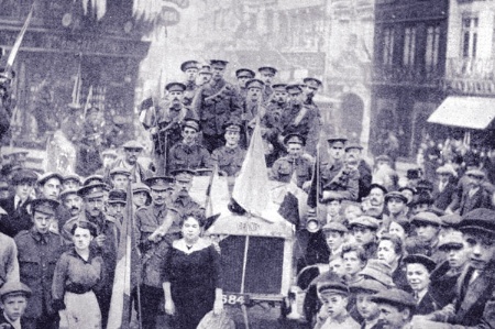 Crowd of soldiers and civilians during WWI