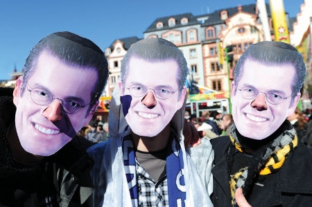 Three people impersonating Karl-Theodor zu Guttenberg