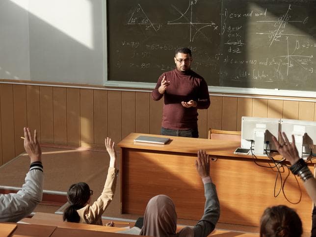 lecturer takes student questions