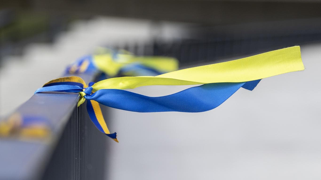 Two ribbons represent a university twinning programme in Ukraine