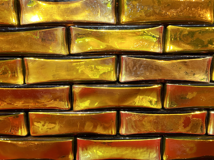 A wall of gold bars, symbolising gold open access in Latin America