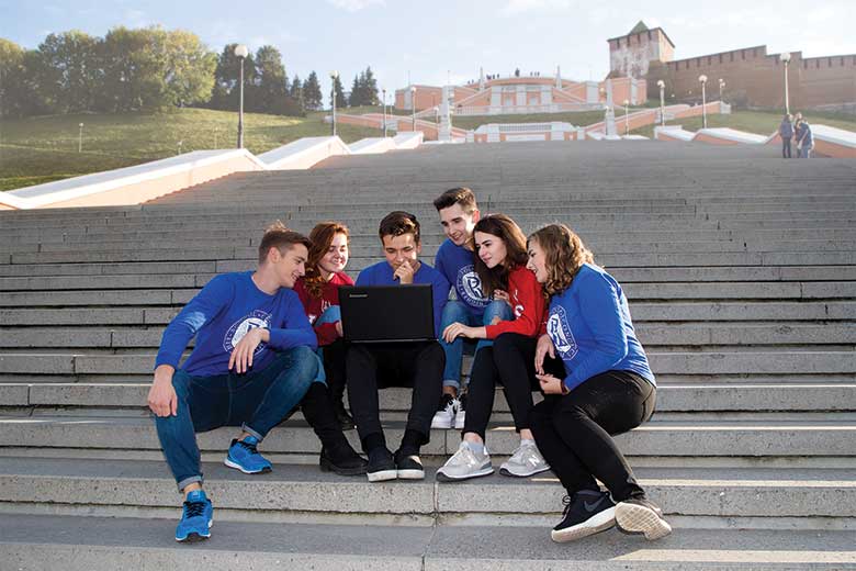 3-hse-students-mobile-tech