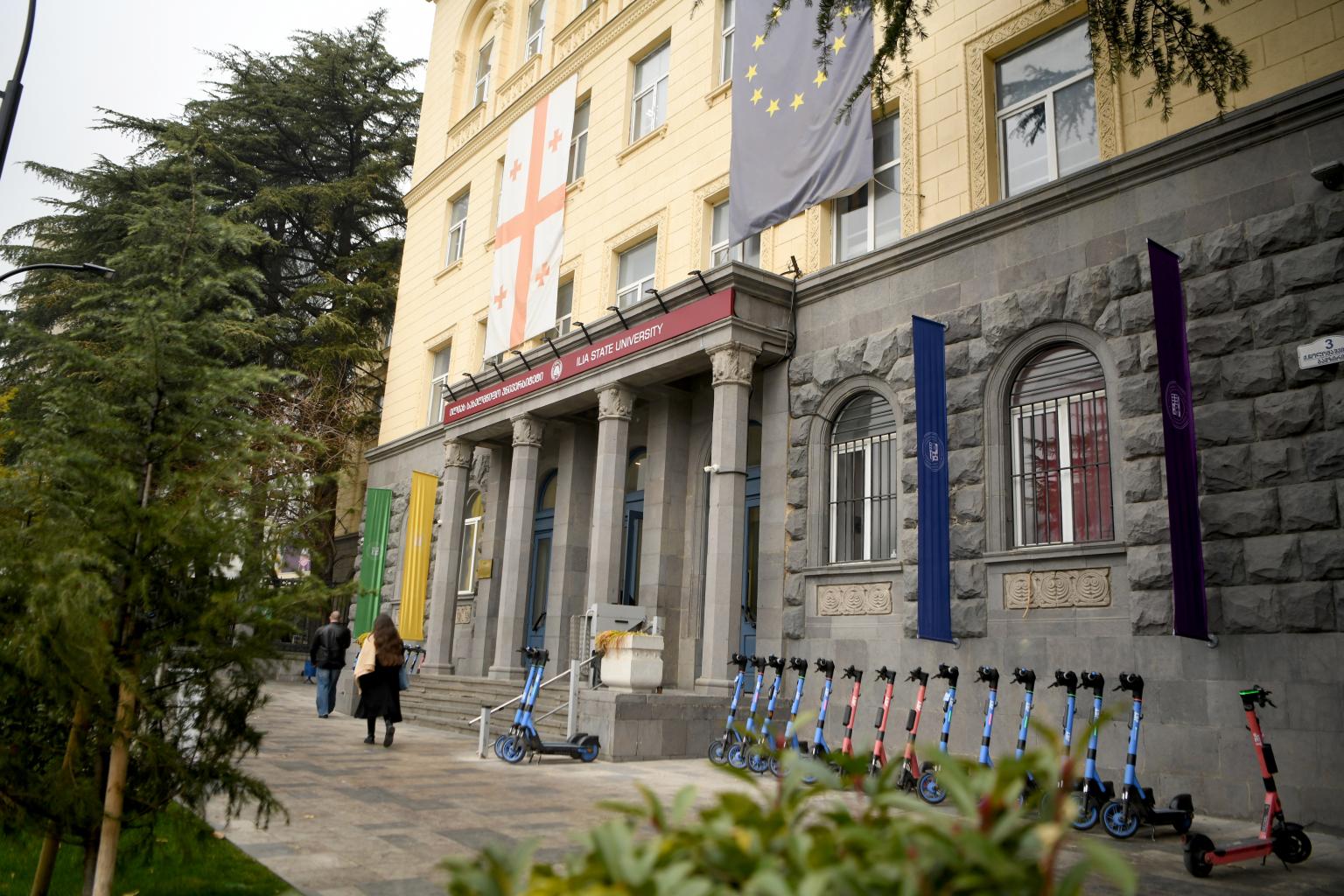 E კორპუსის ფასადი