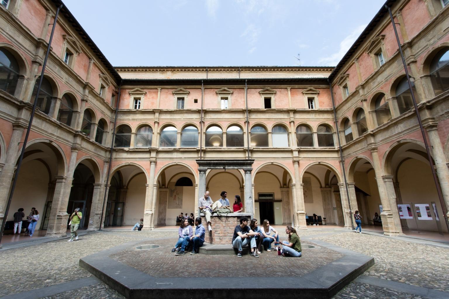 Chiostro San Giovanni in Monte.jpg