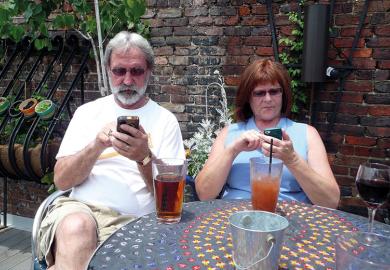 couple-on-phones
