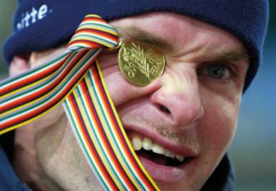medal-eye-squint