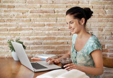A woman using a computer to take part in a Mooc
