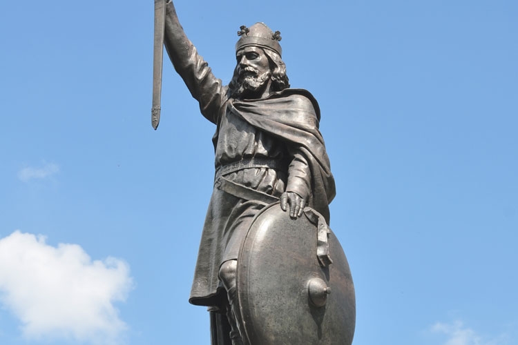 Alfred's statue in Winchester, thought you arselings might appreciate it! :  r/TheLastKingdom