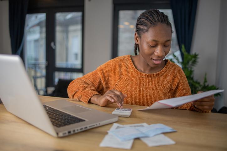 Government resists calls to raise student loan income threshold