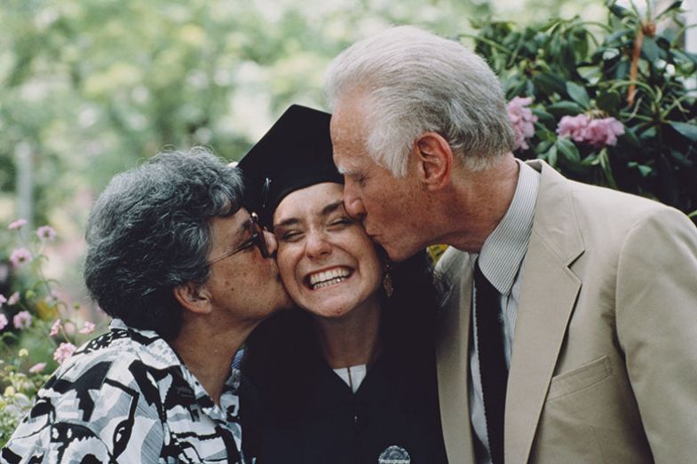 graduate-parents-kiss