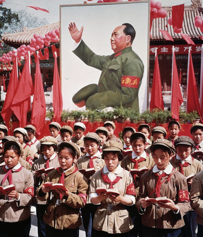Chinese students and banner of Mao