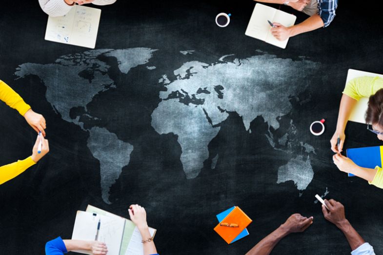 Un mapa con estudiantes internacionales a su alrededor.