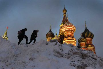 russian-hikers-over-snow