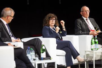 Luciana Vaccaro, president of the umbrella body Swissuniversities, sitting and speaking on a stage