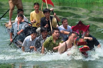 A boat of Chinese students sinking
