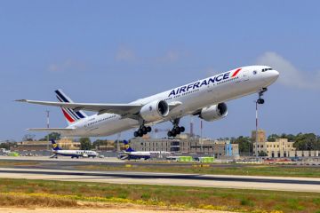 An Air France plane takes off, symbolising French internationalisation An Air France plane takes off, symbolising French internationalisation