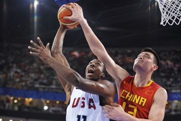 Basketball players from China and US