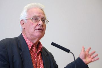 Benedict Anderson speaking at lectern