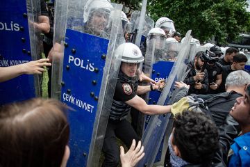 Students, labour unions and civil society groups clashed with riot police after Istanbul Bilgi University was ordered to shut down by presidential decree on 22 May 2026. Students, labour unions and civil society groups clashed with riot police after Istanbul Bilgi University was ordered to shut down by presidential decree on 22 May 2026.