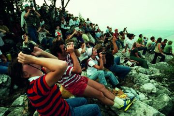 binculars_crowd_rocks_lookup