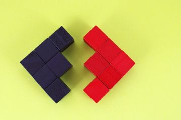 Blacks making arrows pointing in opposite directions that could merge to form a square