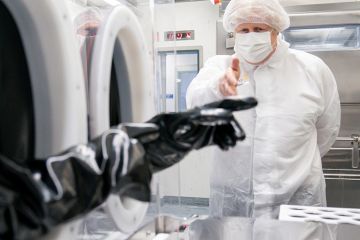 Boris Johnson in lab