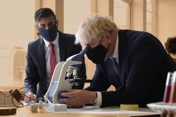 Boris Johnson and Rishi Sunak in a school science lesson