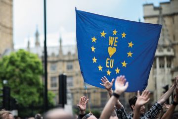 Brexit opponents holding 'We love European Union' sign