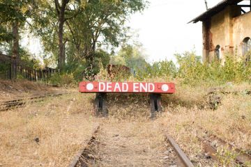 Railway buffers in India, reading "dead end"