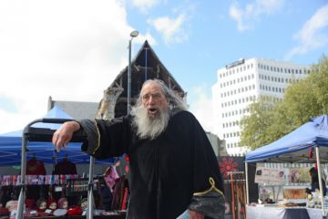 The wizard of Christchurch speaks in Cathedral Square to a crowd of tourists and spectators Christchurch, New Zealand, October 12, 2019 The wizard of Christchurch speaks in Cathedral Square to a crowd of tourists and spectators.