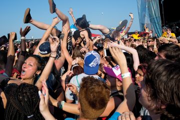 Crowdsurfing