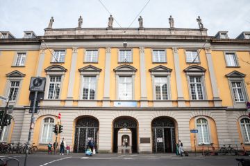 Entrance to the University of Bonn Entrance to the University of Bonn