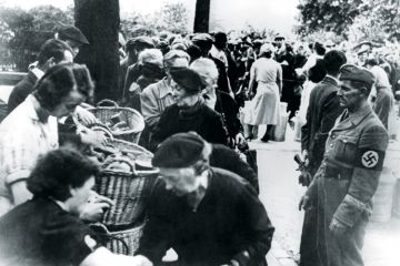 Food relief for refugees, Paris, 1940
