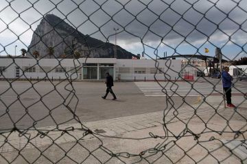 hole-fence-gibraltar hole-fence-gibraltar