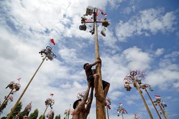 Participants climb greasy poles to collect prizes during celebrations for Indonesia’s 78th Independence Day in Jakarta, 17 August 2023 Participants climb greasy poles to collect prizes during celebrations for Indonesia’s 78th Independence Day in Jakarta, 17 August 2023