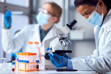 Lab workers researching the Covid-19 vaccine 