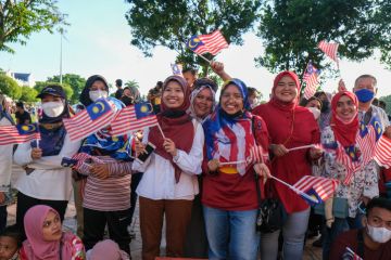 Malaysian raise the Jalur Gemilang Malaysia flag during celebrate Merdeka.