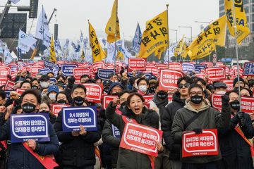 South Korean doctors hold placards saying "Opposition to the increase in medical schools" South Korean doctors hold placards saying "Opposition to the increase in medical schools" to illustrate Row over doctors’ training thwarts Korean president