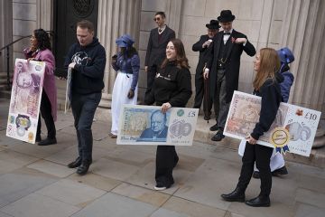 People holding large specimen banknotes of different denominations. To illustrate changes to employer contribution rates for the Teachers’ Pension Scheme. People holding large specimen banknotes of different denominations. To illustrate changes to employer contribution rates for the Teachers’ Pension Scheme.