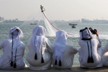 People watching Flyboard World Championship qualifier, Doha, 2012