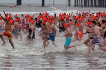 People Running To The Water On Dutch New Year's Div People Running To The Water On Dutch New Year's Div