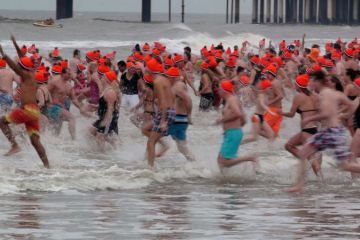 People Running To The Water On Dutch New Year's Div