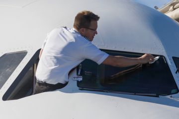 Pilot cleaning window Pilot cleaning window