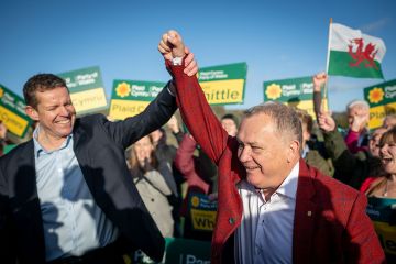 Lindsay Whittle (R), Plaid Cymru candidate for Caerphilly celebrates victory in the Caerphilly Senedd by-election with leader of Plaid Cymru Rhun ap Iorwerth (L) at Caerphilly Castle on 24 October, 2025 in Caerphilly, Wales.