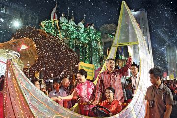 Singapore Prime Minister Lee Hsien Loong waves to a crowd Singapore Prime Minister Lee Hsien Loong waves to a crowd to illustrate Singapore: second chance society