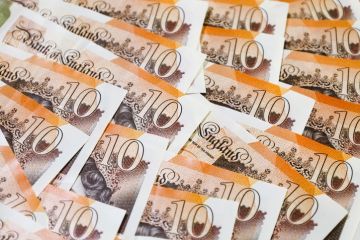 Lots of £10 notes Lots of £10 notes, symbolising 10-year research budgets