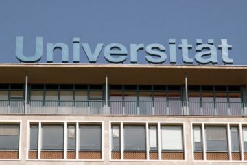 Schriftzug der Leibniz Zoo Hannover Uhr Königsworther Platz