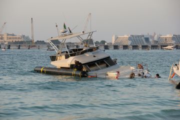 Sunken yacht near Dubai Marina Sunken yacht near Dubai Marina