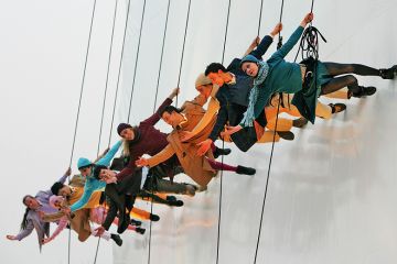 Synchronised abseiling