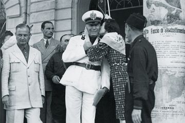 Mussolini being kissed